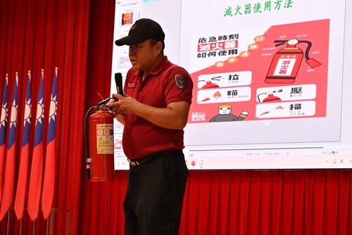 Fire extinguisher instruction by Squad Leader Chou of PingDing Branch Taoyuan Fire Department